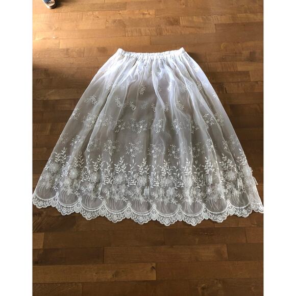 American Vintage tulle skirt embroidered 3D flowers scalloped hem size medium - Picture 5 of 12